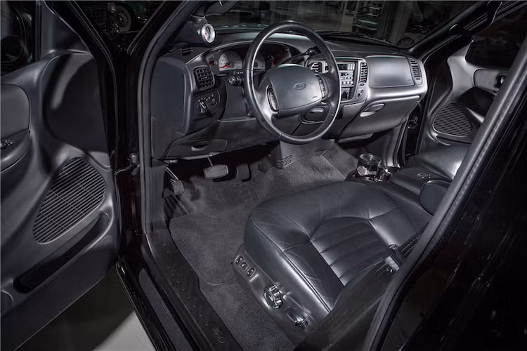 Bên trong nội thất của chiếc Ford F150 Harley-Davidson cũng khá đơn giản với nhiều chi tiết bằng nhựa cứng, mặc dù có những ghế bọc da, điều chỉnh điện và thảm trải sàn cao cấp.