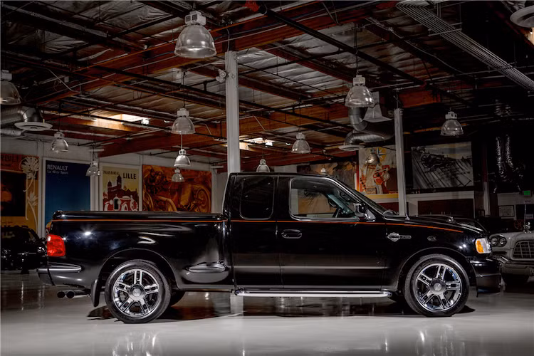 Mặc dù vậy, giống như những chiếc F150 Harley-Davidson khác, xe của Jay Leno cũng chỉ có nước sơn đen bóng cùng với chỉ đỏ và các logo Harley-Davidson, kèm theo bộ mâm 20 inch mạ chrome bóng loáng.