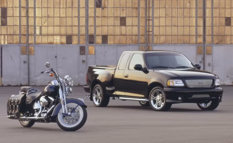 Vào năm 2000, Ford đã bắt đầu hợp tác với Harley-Davidson để cho ra phiên bản bán tải Ford F150 Harley-Davidson đặc biệt nhằm "đón đầu" trước lễ kỷ niệm 100 năm của cả 2 hãng xe vào năm 2003. Sau đó, chiếc xe đã nhận được phản ứng tích cực từ khách hàng và được sản xuất tới năm 2012.