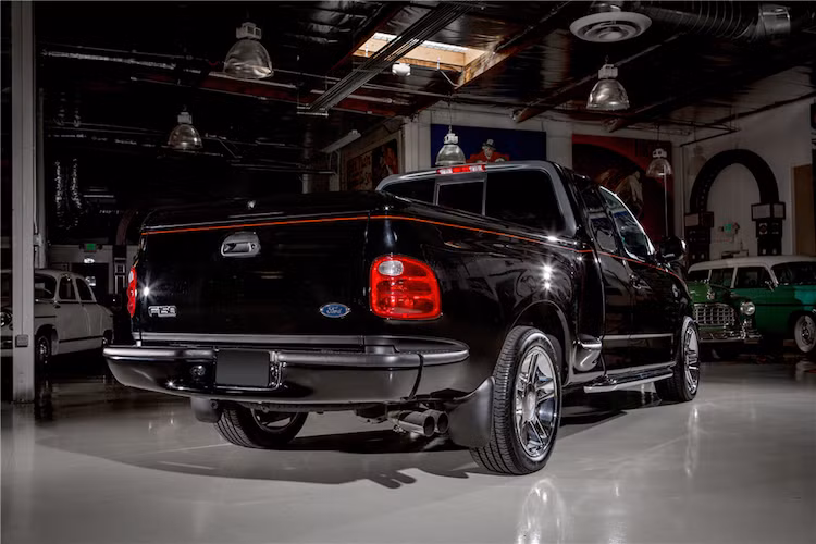 So với những chiếc Ford F150 Harley-Davidson khác, bộ siêu nạp trên xe của Jay Leno có áp suất cao hơn. Có lẽ do là một người cực kỳ nổi tiếng ở Mỹ nên Jay Leno đã đặt hàng Ford để có được điểm đặc biệt này.