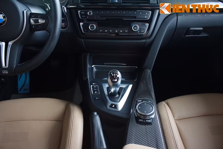 Chiếc BMW M3 Yas Marina Blue này được trang bị hộp số tự động ly hợp kép 7cấp với lẫy chuyển số trên vô-lăng, nhưng ngoài ra chiếc xe còn có thêm tùy chọn số sàn 6 cấp. Với hệ dẫn động cầu sau, M3 mất 4,3 giây để đạt 0-100 km/h và tốc độ tối đa bị giới hạn ở 250 km/h.