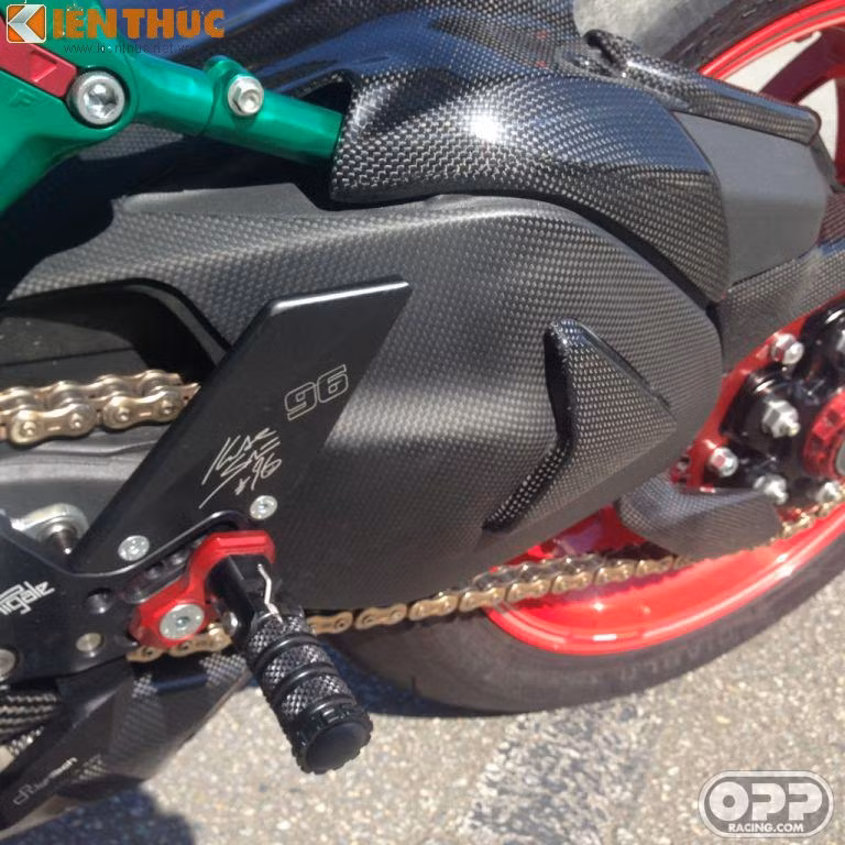 Gắp ốp carbon cùng hệ thống truyền động của DucaBike.
