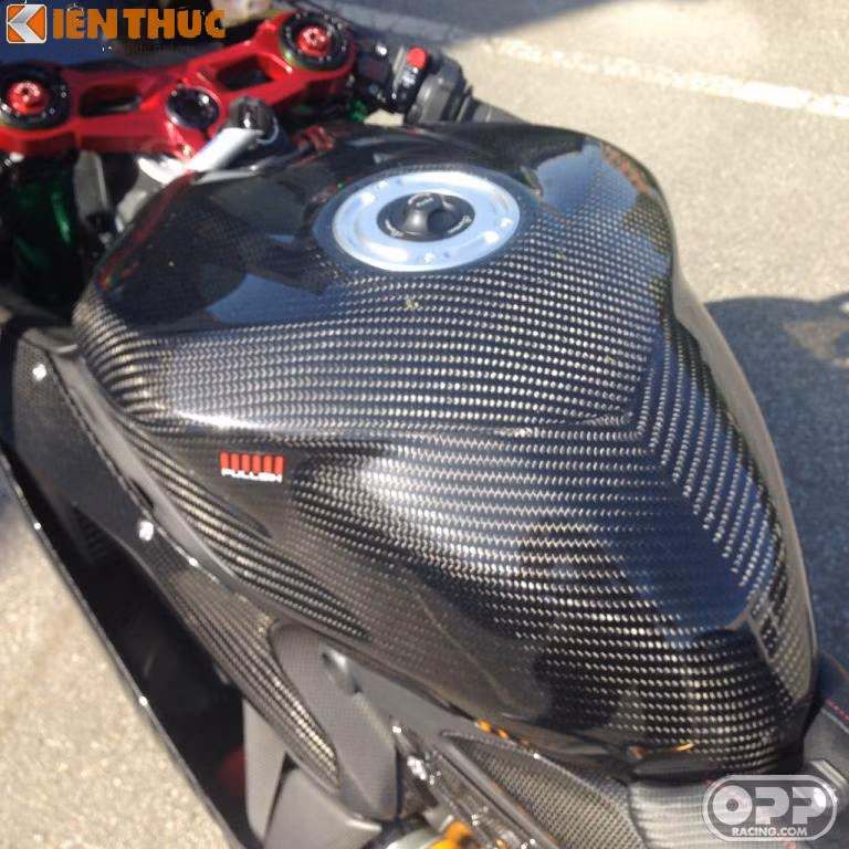 Rất nhiều chi tiết trên chiếc siêu motor được sử dụng chất liệu carbon siêu nhẹ, giúp xe giảm trọng lượng đáng kể.