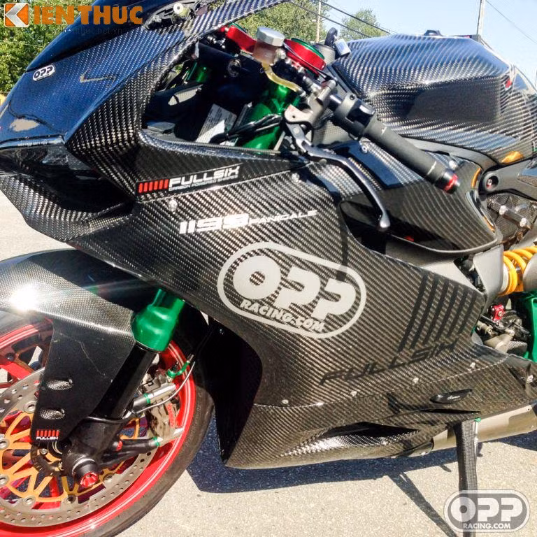 Siêu môtô của Ducati có ngoại hình hoàn toàn mới cùng hàng loạt đồ chơi đi kèm như cùm côm Brembo Billet Racing (trên sân MotoGP), heo trước Brembo Monobloc sành điệu.