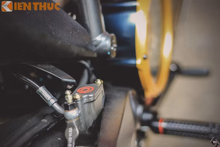 Phía sau là pen đạp Brembo Billet, phần lớn các option trên xe đều thửa từ những chiếc siêu xe môtô trên đường đua.