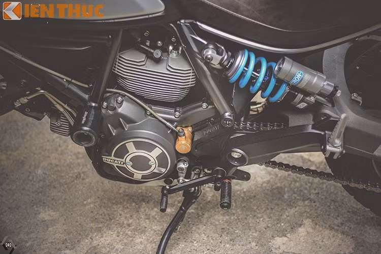 Xe sử dụng trợ côn giúp cảm giác lái tốt hơn, bộ số gãy Rizoma tinh tế kết hợp cùng phuộc sau Nitron.