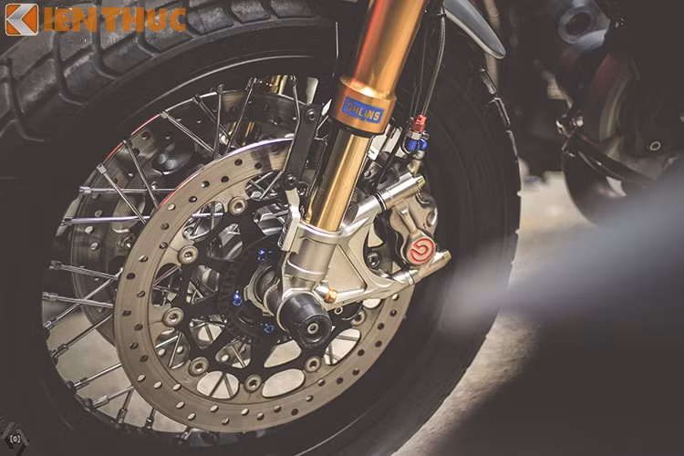 Phuộc trước Ohlins ty vàng nổi bật, đây là thương hiệu mạnh mẽ chuyên sản xuất các loại phuộc cho nhiều dòng xe môtô cao cấp.