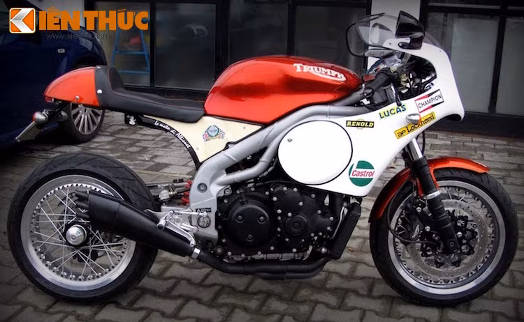 Chiếc naked-bike Triumph Speed Triple độ theo phong cách xe đua thập niên 60 này đã được Ray Pickrell - một biker sống ở Bristol - Anh Quốc mua mới từ năm 2002. Sau 11 năm, chiếc xe đã được anh "lột xác".