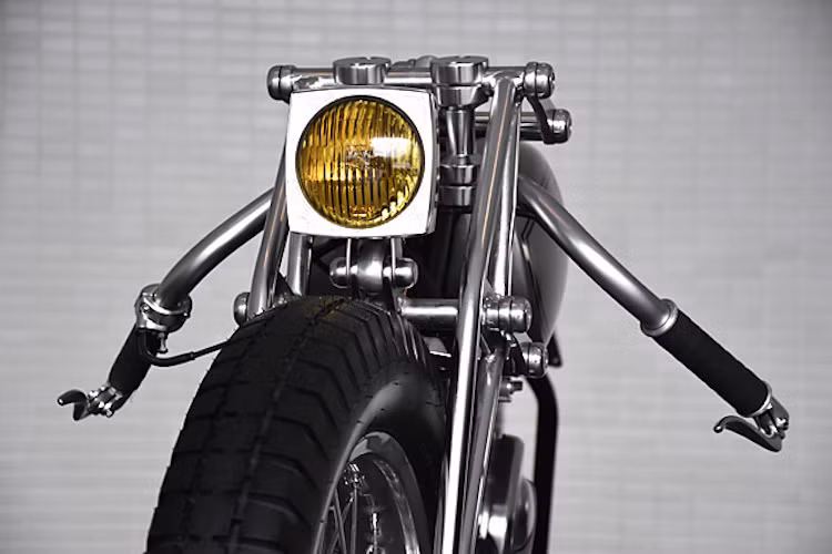 Lần này, nhà báo Thomas Erber - người tổ chức Le Cabinet de Curiosities đã giao cho xưởng một động cơ của Yamaha SRV 250 và yêu cầu họ phải tạo ra một chiếc xe độc nhất dựa trên nó.