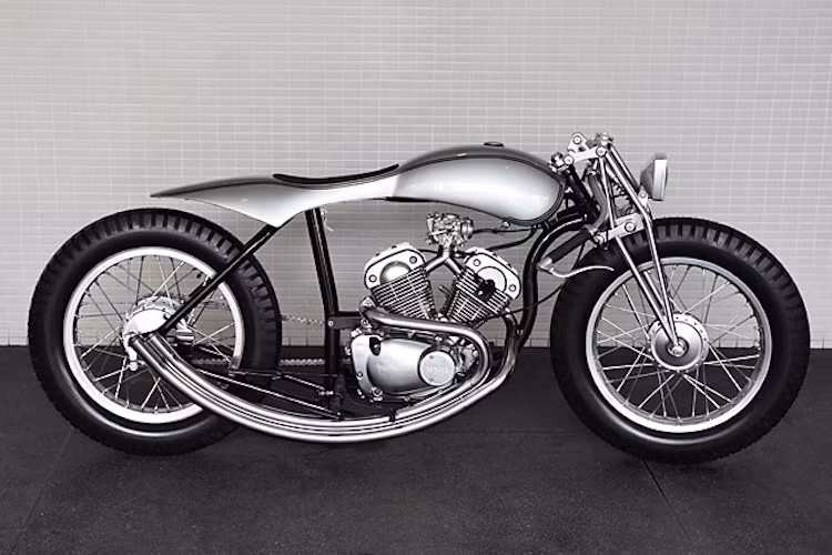 Thành quả cuối cùng của họ được đặt tên là "Silver Aero" và xứng đáng được trưng bày trong bất kỳ gallery danh giá nào tại Paris. Trên thực tế, mẫu xe này chỉ có động cơ được lấy từ Yamaha SRV 250, mọi chi tiết khác đều là "hàng thửa".