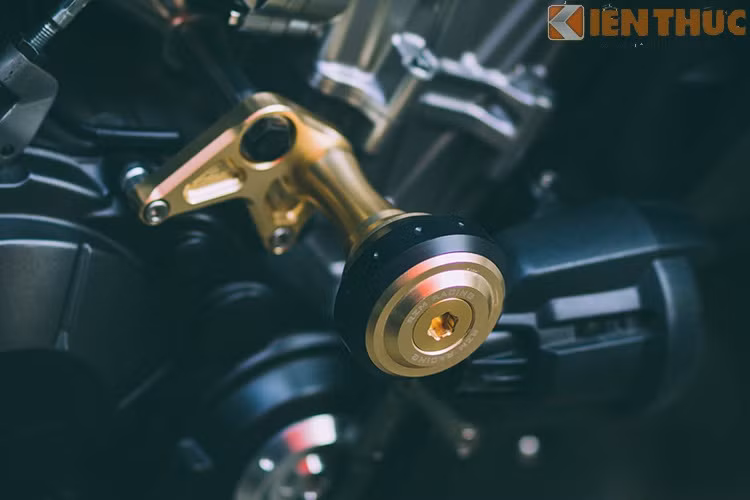 Thống đồ sườn xe RZM Racing màu vàng nổi bật, món đồ chơi này giúp xe an toàn khi vị va quẹt.