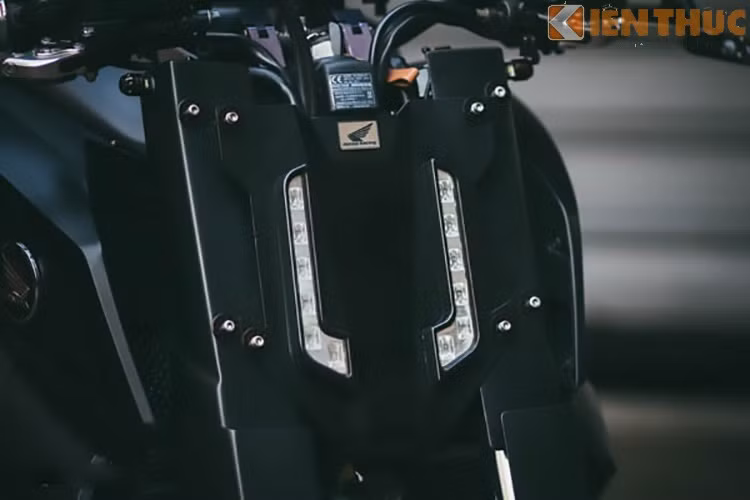 Các bikers Thái Lan đã độ lại chiếc nake-bike cỡ nhỏ này theo phong cách Street Fighter đường phố cực kì ấn tượng. Phần đầu là dãy đèn Led tạo cảm giác đây là 1 mẫu xe tương lai.
