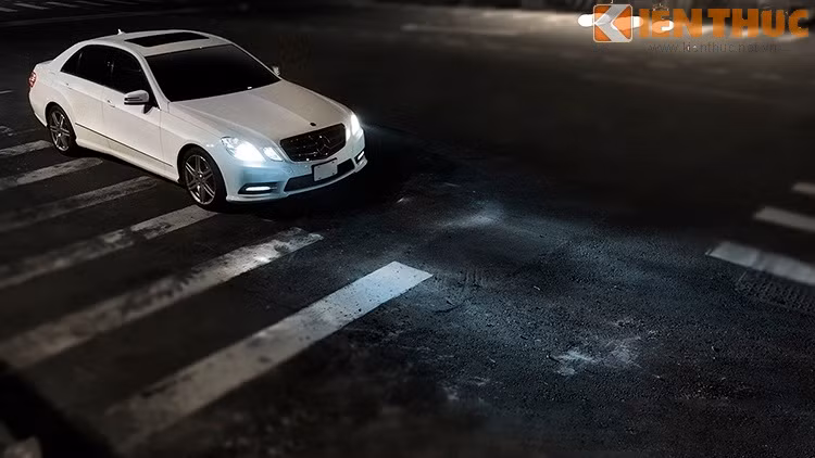 Mercedes E250 AMG sử dụng bộ la - zăng 6 chấu kép thể thao của AMG, chiều dài xe 4.879mm, rộng 1.854mm, cao 1.850mm.