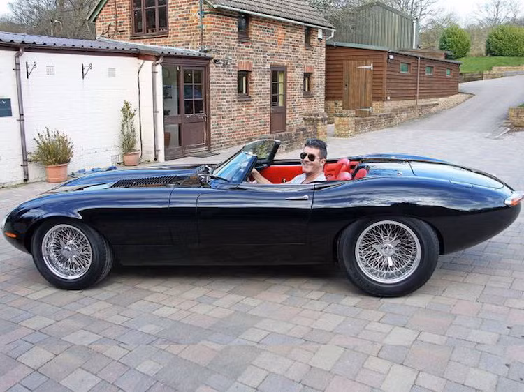 Là một người đàn ông Anh Quốc giàu có, Simon Cowell cũng có niềm đam mê với những siêu xe Anh cổ. Hiện tại, ông đang sở hữu một chiếc Jaguar XK120 đời 1950 tuyệt đẹp, được mệnh danh là một trong những chiếc xe đẹp nhất Thế giới.