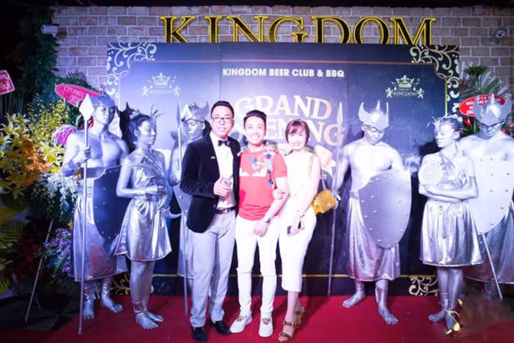 Vợ chồng đại gia Minh Nhựa đến chúc mừng nhạc sỹ Hồng Thuận tại nhà hàng – Beer Club Kingdom. Đây là nhà hàng mà anh hợp tác cùng với nghệ sỹ Bình Minh mới khai trương vào cuối tuần vừa qua.