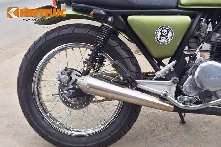 Khối động cơ 2 xi-lanh SOHC dẫn khí thải thông qua 2 ống xả chế tạo thủ công hình "quả chùy", thường được xưởng độ này lựa chọn trên các mẫu xe độ của họ.