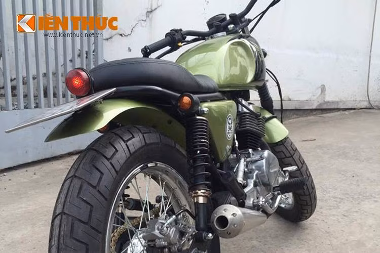 Vốn có mâm đúc ở dạng nguyên bản nhưng trên phiên bản độ này, chiếc LA250 đã được thay bánh căm để đem tới vẻ cổ điển.
