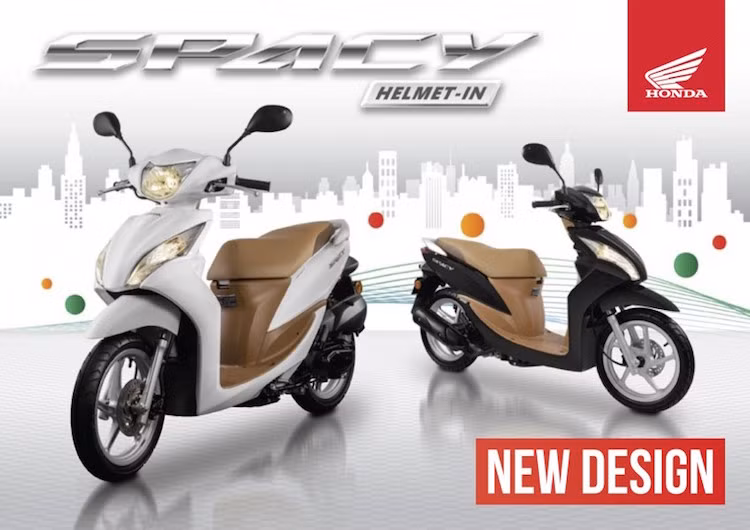 Trên Honda Spacy bản 2016 có thiết kế không thay đổi, ngoại trừ thân xe "sang" hơn với tem nổi. Một điểm khác biệt nữa của Spacy so với Vision đó là cặp mâm 5 cánh thay vì 6 cánh.