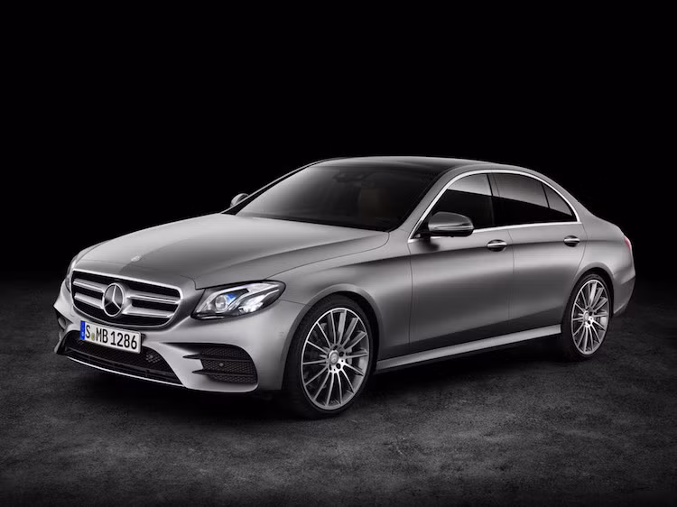 Về kiểu dáng, E-Class mới sở hữu thiết kế theo phong cách mới nhất của Mercedes, khiến chiếc xe trông rất giống C và S-Class. Thậm chí nếu nhìn vào ảnh của E và C-Class, ngay cả những người yêu xe cũng khó có thể phân biệt được giữa hai chiếc xe nếu không "soi kỹ".