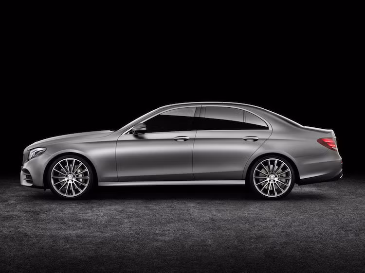 Điểm khác biệt dễ nhận ra nhất đó là so với C-Class, E-Class thế hệ 2016 sở hữu kích thước lớn hơn hẳn với chiều dài 4923 mm và trục cơ sở dài 2939 mm. Những con số này cũng khiến chiếc xe lớn hơn hẳn so với thế hệ trước.