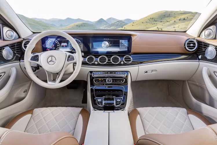 Trong khi ngoại thất của E-Class chịu ảnh hưởng lớn từ C-Class thì bên trong nội thất, chiếc xe sở hữu nội thất sang trọng và hiện đại như S-Class. Ở các phiên bản cao cấp, xe cũng có 2 màn hình hiển thị lớn với kích thước lên tới 12,3 inch.