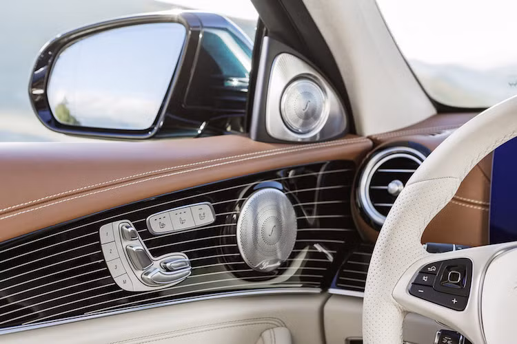 Một số tùy chọn cao cấp khác trên E-Class mới bao gồm nội thất ốp gỗ cao cấp và dàn âm thanh Burmester.