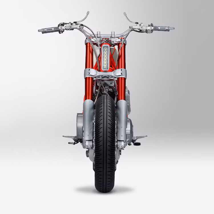 Thay vì phuộc nguyên bản, chiếc xe được thay phuộc trước Showa của Suzuki GSX-R, kèm theo đó là mâm 17 inch 5 cánh kép từ Ducati Monster 796.
