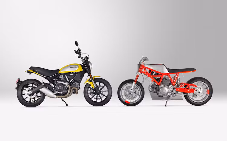 Bản độ Untitled x Marin đứng bên chiếc Ducati Scrambler nguyên bản, cho thấy sự khác biệt lớn về phong cách giữa hai chiếc xe.