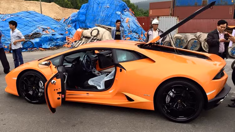 Với 3 chiếc xe mới về Việt Nam tuần vừa qua, như vậy đã có tổng cộng 10 chiếc Huracan hiện đã có mặt trên dải đất hình chữ S. Trong đó, có 3 chiếc màu xanh nõn chuối, 4 chiếc màu cam, 1 vàng, 1 trắng và chiếc còn lại màu xám.
