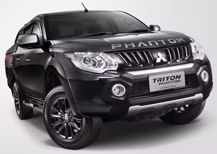 Ngay từ cái nhìn đầu tiên, Mitsubishi Triton Phantom Edition đã gây ấn tượng với nước sơn đen bóng, toàn thân, dòng chữ Phantom trên nắp ca-pô và ba-đờ-sốc trước mạ chrome cực "ngầu".