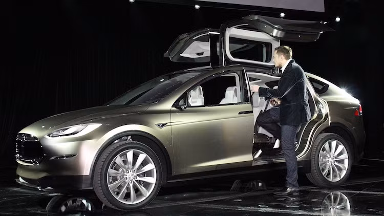 Trải nghiệm với Q7 đã khiến Elon Musk muốn làm một chiếc xe SUV với cửa có thể mở được trong không gian hẹp và hành khách có thể dễ dàng bước vào hàng ghế thứ 3. Ý tưởng này đã được ông "hiện thực hóa" với chiếc SUV chạy điện Tesla Model X.