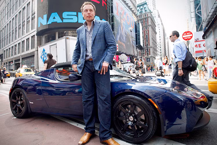 Năm nay 41 tuổi, tỷ phú Elon Musk được nhiều người coi là "Người Sắt" (Iron Man) ngoài đời thực. Ông là người đồng sáng lập cổng thanh toán trực tuyến PayPal, nhà sáng lập hãng xe điện Tesla, khởi xướng dự án đưa người lên sao Hỏa Space X cùng hàng loạt dự án táo bạo khác.
