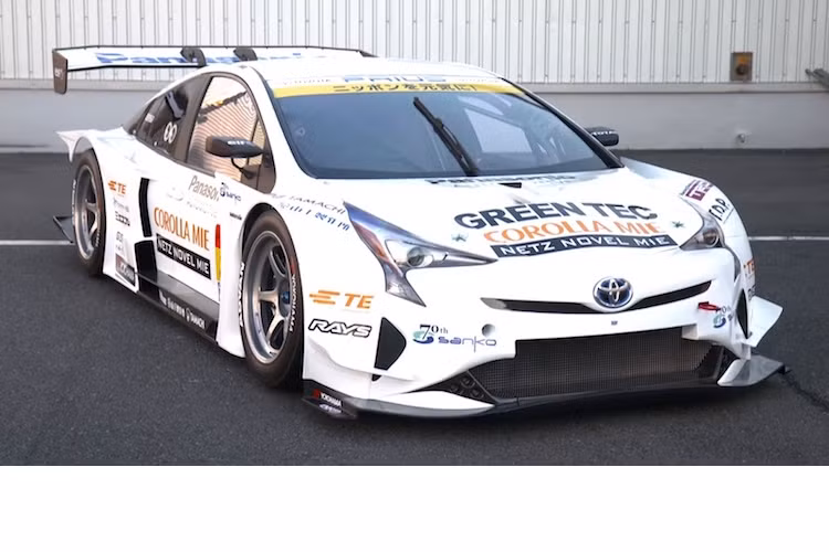 Chiếc Prius GT300 mới sẽ thay thế cho phiên bản cũ và đại diện cho Toyota tham gia thi đấu tại mùa giải GT300 ở Nhật năm nay.