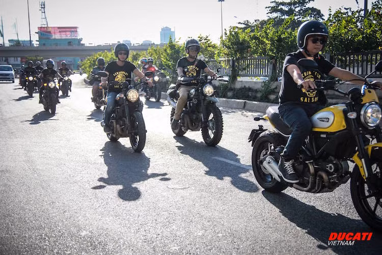 Bên cạnh đó, các dòng xe khác như Hypermotard, Monster... cũng góp mặt vào đoàn diễu hành.