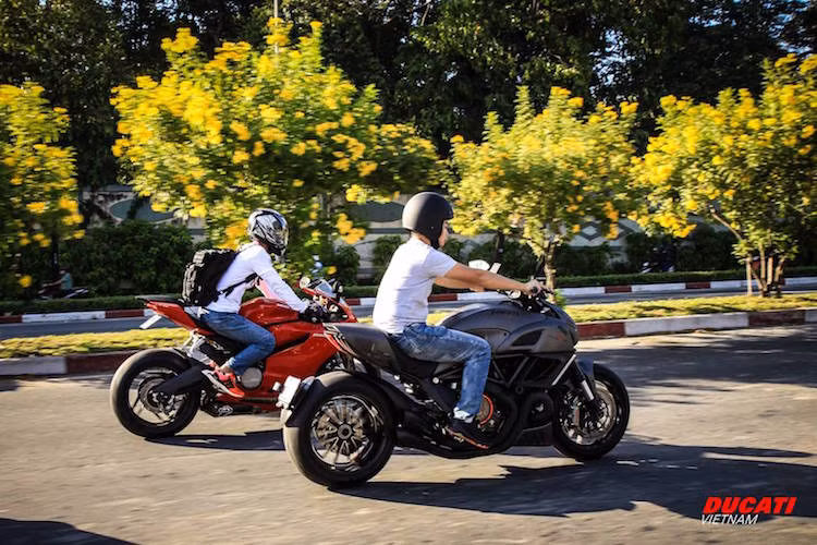 Theo sau Multistrada là những chiếc Diavel và 899 Panigale "khủng".