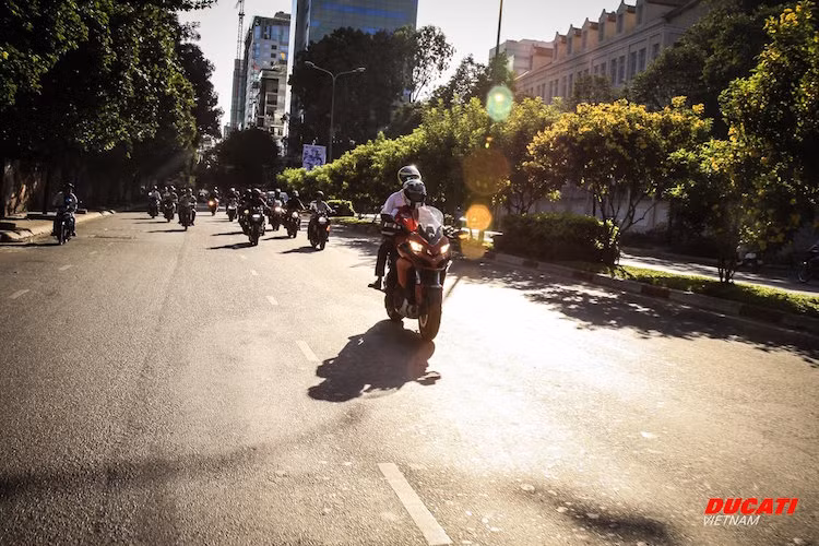 Dẫn đầu đoàn là chiếc xe đa địa hình đường trường (adventure) Multistrada. Đây là dòng xe mới nhất, vừa được Ducati chính thức giới thiệu tại Việt Nam cách đây không lâu.