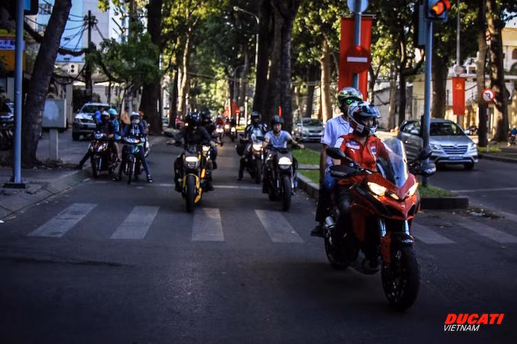 Sau khi tụ tập đông đủ, những chủ xe Ducati đã tổ chức diễu hành qua các con phố đầy nắng trong ngày Chủ nhật ở Sài Gòn.