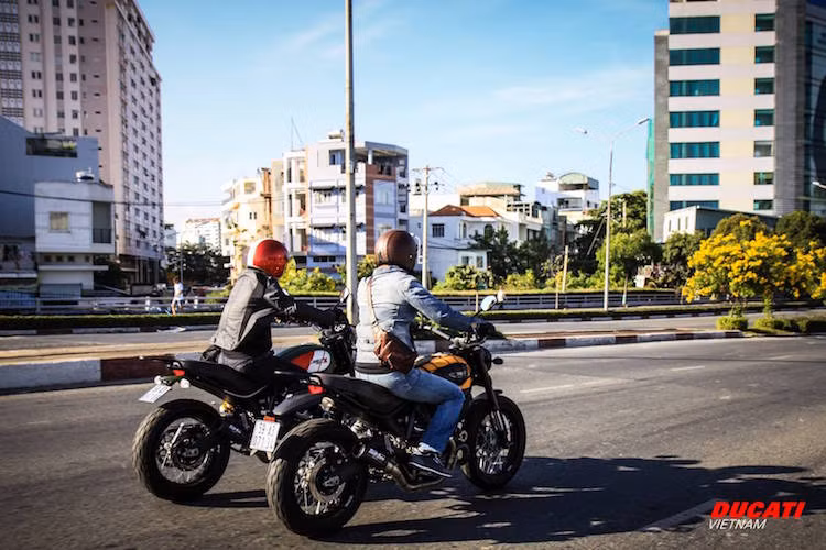Sau khi tới địa điểm tổ chức sự kiện, các thành viên trong CLB không những cùng nhau ăn mừng việc D.O.C miền Nam được chính thức công nhận mà còn cùng nhau nhìn lại chặng đường trong năm 2015 của Ducati Việt Nam nói chung và D.O.C miền Bắc nói riêng.