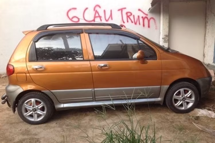 Cuối thập niên 90, đầu thập niên 2000, Daewoo Matiz từng là mẫu xe cỡ nhỏ phổ biến nhất tại Việt Nam khi có giá bán chỉ khoảng 8000 USD, tương đương khoảng 120 triệu vào thời điểm đó. Với độ phổ biến của mình, chiếc xe cũng rất dễ sửa và kiếm phụ tùng.