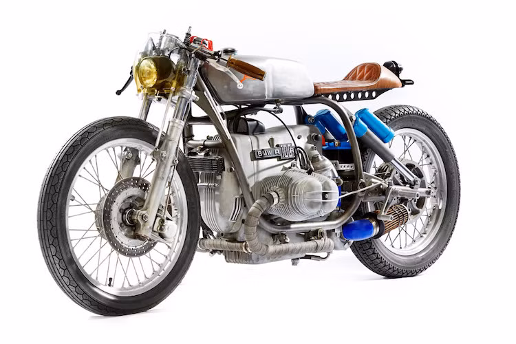 Người đứng đằng sau bản độ cafe racer BMW R100RS với động cơ tăng áp này là Dirk Oehlerking - chủ xưởng Kingston Custom. Ý tưởng về chiếc xe đã có được khi anh tình cờ đọc được một bài đánh giá chiếc R100RS với gói độ turbo của hãng Stutz từ năm 1981.