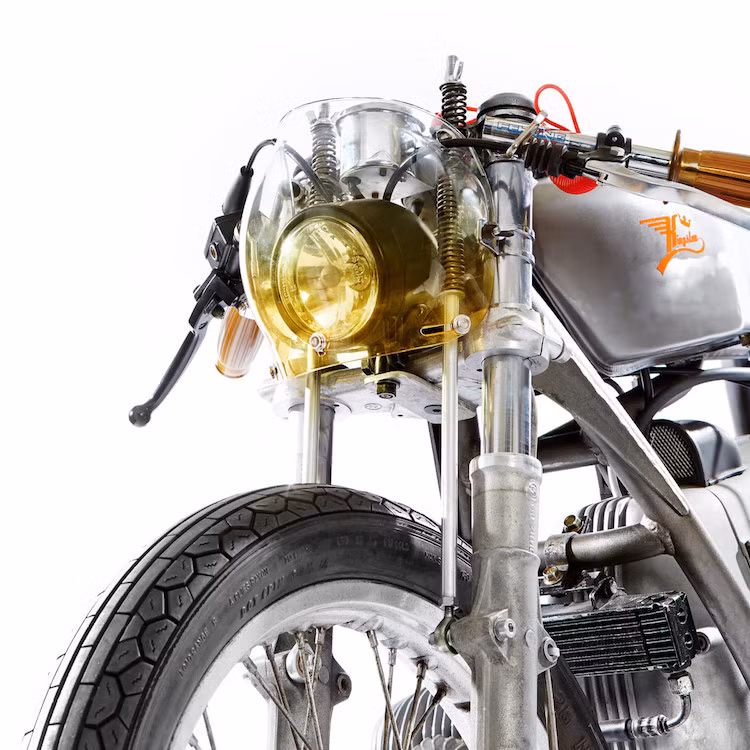 Nhìn bên ngoài, bản độ của Dirk mang đậm phong cách cafe racer, ngoại trừ một số chi tiết "bản quyền" của anh như phần quây gió mini trong suốt ở phía trước.