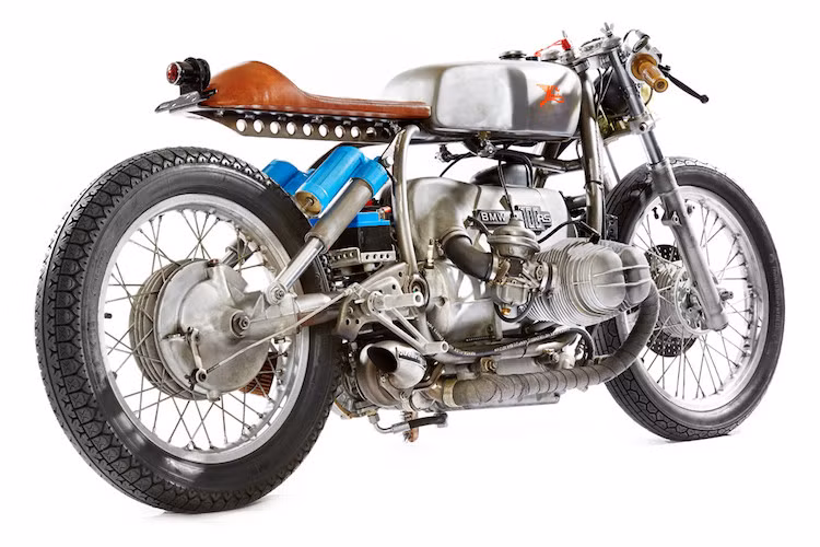 Sau khi nâng cấp, động cơ của chiếc BMW R100RS đã có công suất lên tới 126 mã lực. Cùng với trọng lượng chỉ 156 kg (tính cả nhiên liệu trong bình), Dirk cho biết rằng chiếc xe phóng như "một chú mèo bị bỏng nước sôi" mỗi khi tăng tốc!