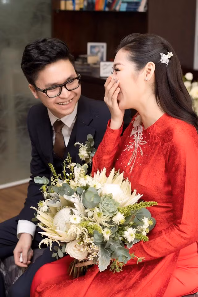 Cặp đôi cười rạng rỡ trong ngày cưới.