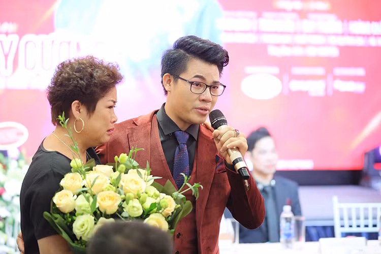 Den ung ho truyen nhan Duy Cuong, Ngoc Son bi “quay” chuyen chua lay vo-Hinh-7