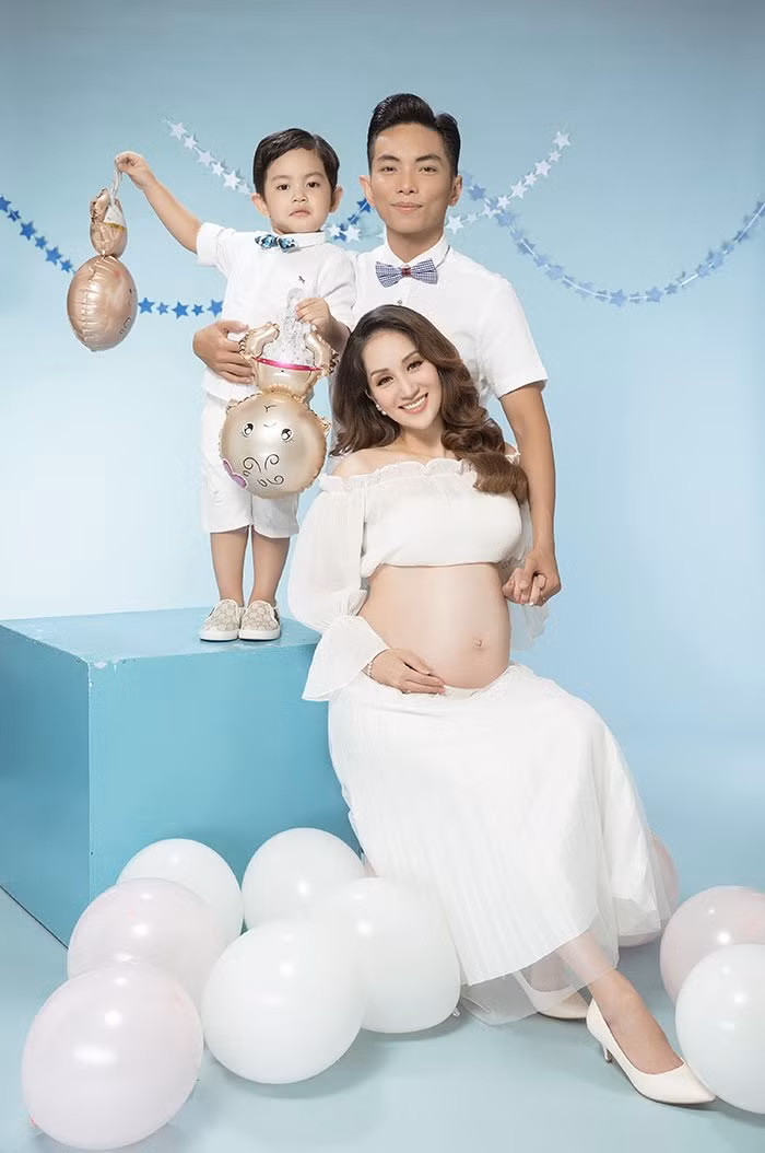 Sau ba năm chung sống và sinh con trai đầu lòng, cặp đôi Khánh Thi - Phan Hiển lại hạnh phúc chờ đón em bé thứ hai.