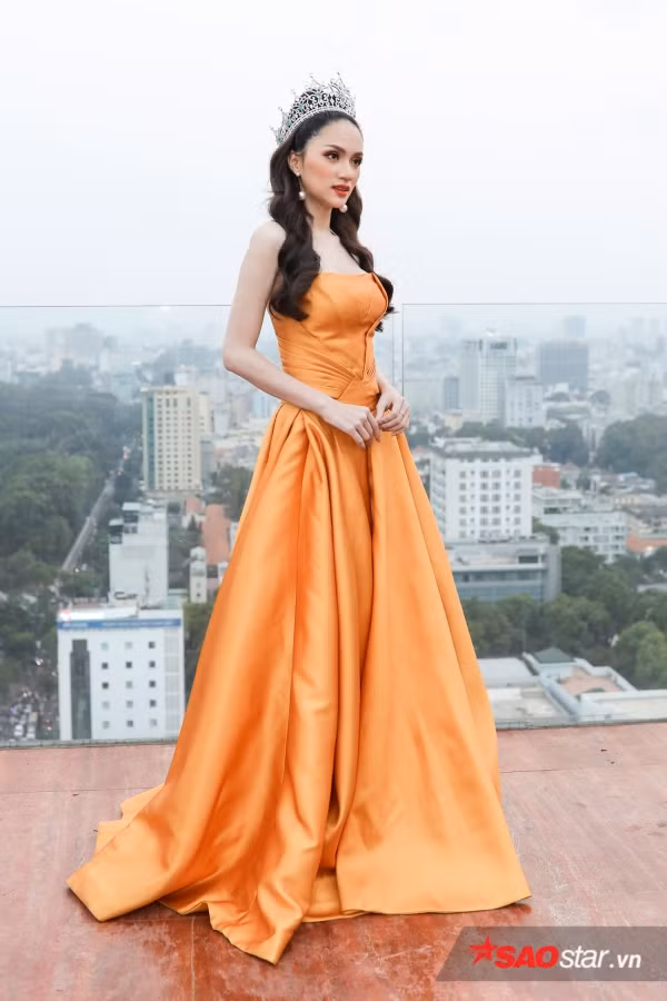 “Sau này khi già đi, khi nghĩ tới thanh xuân của mình, tôi sẽ nghĩ tới những khoảnh khắc rất tuyệt vời và khoảnh khắc đó là do những người yêu thương tôi mang lại đó chính là khán giả. Một lần nữa cảm ơn quý vị khán giả rất nhiều” - Hương Giang chia sẻ.
