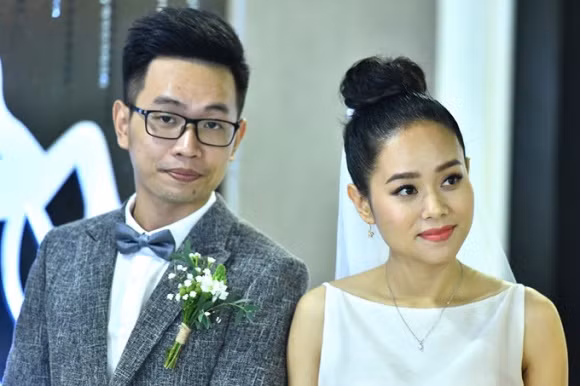 Sau một năm hẹn hò, Hoàng Quyên và chồng tên là Tuấn Việt, sinh năm 1992 đã quyết định tiến tới hôn nhân. Tối 22/7, đám cưới của ca sĩ Hoàng Quyên đã được tổ chức tại một nhà hàng nằm trên quận Hoàn Kiếm (Hà Nội). Lễ cưới được tổ chức đơn giản với sự tham gia của một số nhạc sĩ thân thiết như Đỗ Bảo, Đức Trịnh…