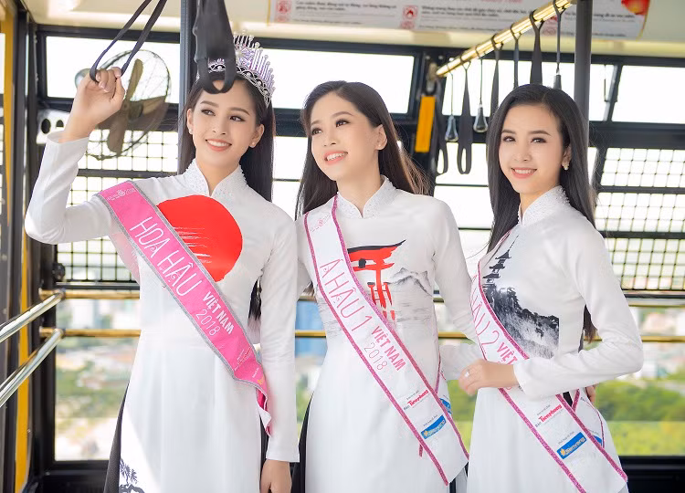 NTK Anh Thư đã làm riêng cho Hoa hậu Trần Tiểu Vy cùng hai á hậu những bộ áo dài đặc biệt mang dấu ấn Nhật Bản như: mặt trời, hoa anh đào, cổng đền Miyajima.
