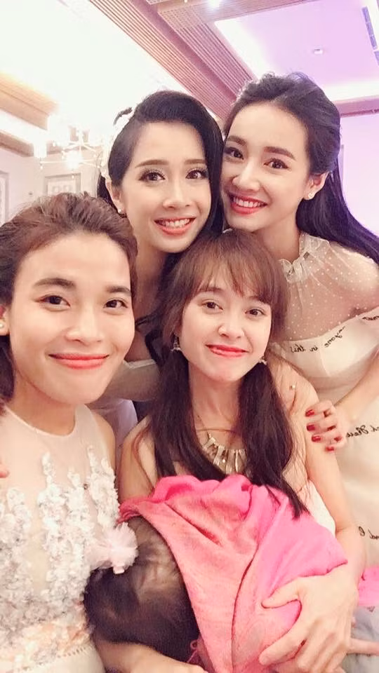 Được biết đám cưới của em gái Nhã Phương tổ chức ở một trung tâm sự kiện tại Tp.HCM vào lúc 18h ngày 1/8. Chú rể của Phương Anh là Nguyễn Bình Thân. Trong đám cưới của em gái, Nhã Phương diện váy trắng đơn giản và trang điểm nhẹ nhàng nhưng vẫn rất nổi bật. Nữ diễn viên vui vẻ, tươi tắn và chụp khá nhiều hình cùng bạn bè.