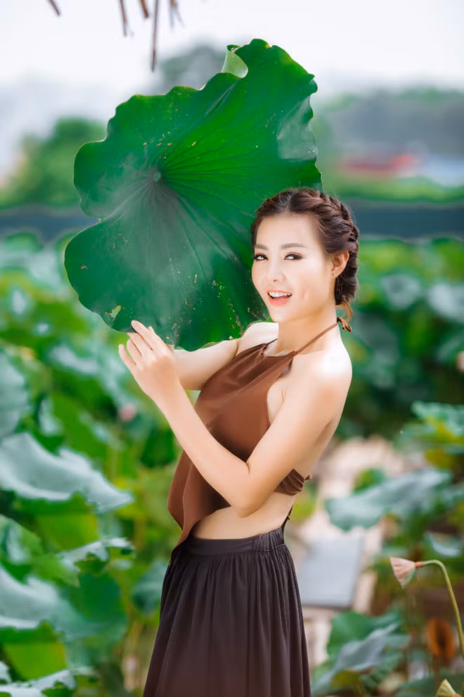 Cận cảnh nhan sắc của Thanh Hương khi mặc áo yếm khoe khéo bờ vai trần gợi cảm cùng vòng eo con kiến.